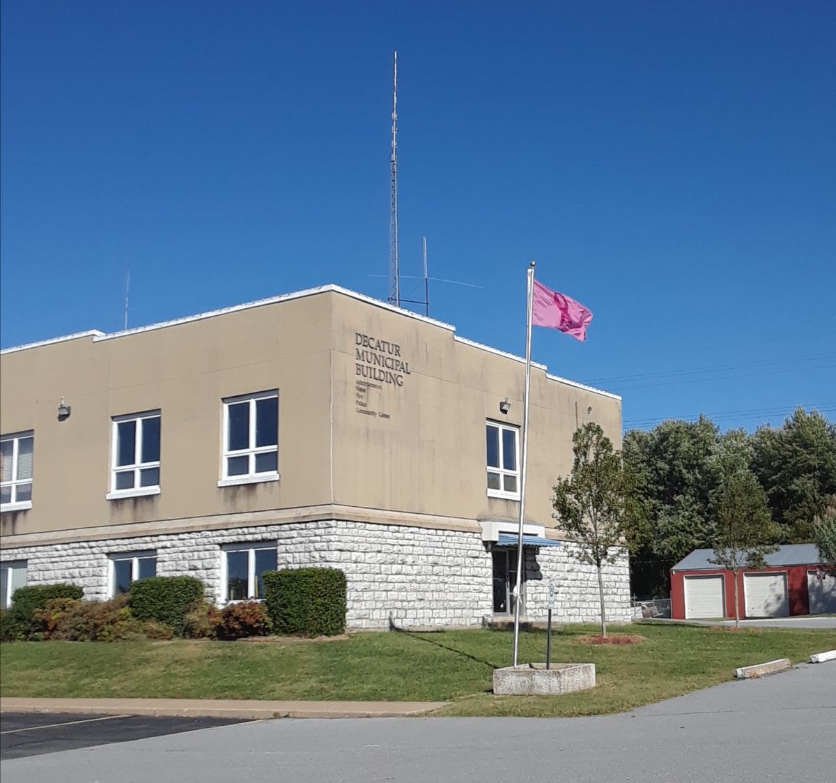 This building is an old school that was built by the WPA in 1938. It is now the city hall where you will find Mayor Bob Tharp, and City Clerk Kim Wilkins. To Speak to either of them call 479-752-3912 ext. 4